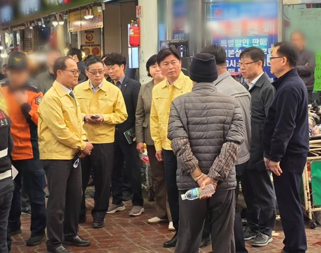 조용익(오른쪽 첫 번째 노란 옷) 경기 부천시장이 13일 트럭 돌진 사고로 20명의 사상자가 발생한 오정구 원종동 제일시장을 찾아 현장을 점검하고 있다. 부천시 제공