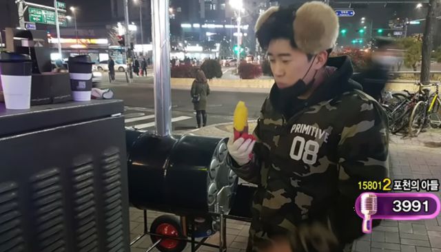 서울 마포구 합정동에서 군고구마를 팔며 가수의 꿈을 키웠던 '청년 임영웅'의 모습. 그는 '아침마당' 수요일 코너 '도전! 꿈의무대'에 출연해 이름을 시청자에 알리기 시작했다. KBS 영상 캡처