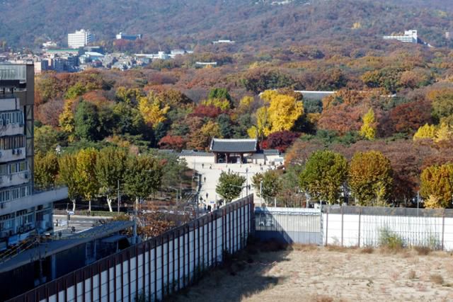 14일 오후 서울 종로구 종묘와 인근의 세운 4구역 재개발 공사 현장이 대조를 이루고 있다. 뉴스1