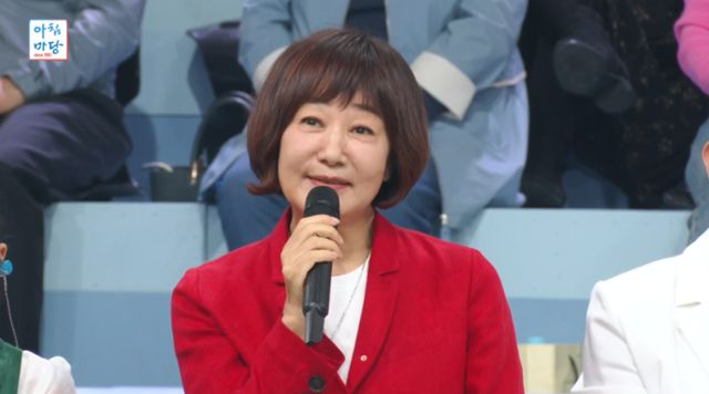 '아침마당' 1만회 특집에서 김혜영이 세상을 떠난 아버지를 그리워하는 출연자의 사연을 듣고 위로를 건네고 있다. KBS 영상 캡처