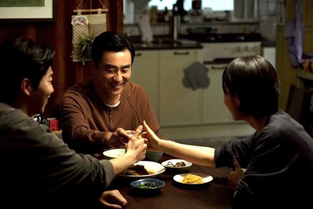 JTBC 드라마 '서울 자가에 대기업 다니는 김 부장 이야기'에서 김 부장이 아내, 아들과 식탁에 둘러앉아 건배하고 있다. JTBC 제공