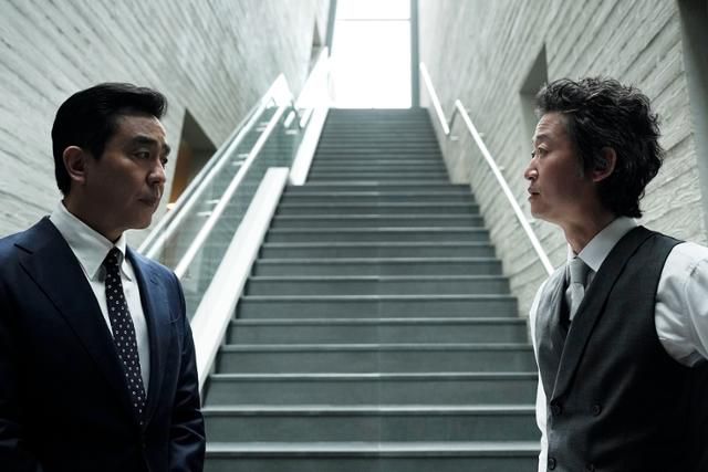 JTBC 드라마 '서울 자가에 대기업 다니는 김 부장 이야기'에서 김 부장과 백정태 상무가 대화하는 모습. JTBC 제공