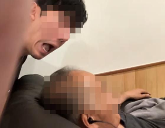 지난 6월 26일 BJ 신태일(왼쪽)이 인천 게양구의 한 찜질방에서 취침 중인 손님을 깨우는 콘텐트를 촬영하고 있다. 유튜브 캡처
