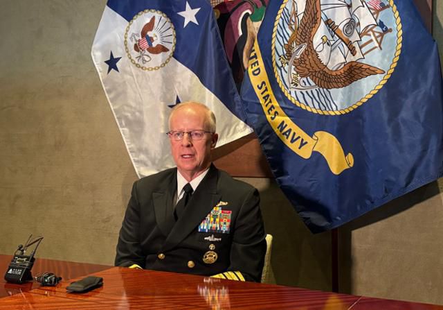 대릴 커들 미 해군참모총장이 14일 서울 용산구의 한 호텔에서 내외신 기자단과 간담회를 하고 있다. 국방부공동취재단