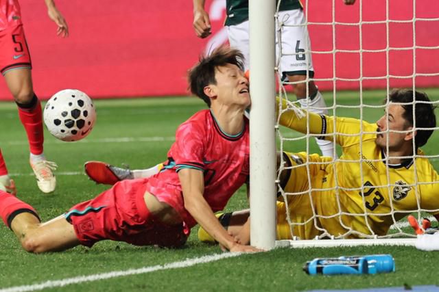 14일 대전월드컵경기장에서 열린 남자축구 국가대표 A매치 평가전 대한민국과 볼리비아의 경기에서 이재성(가운데)이 몸을 날려 헤더슛을 하는 장면.