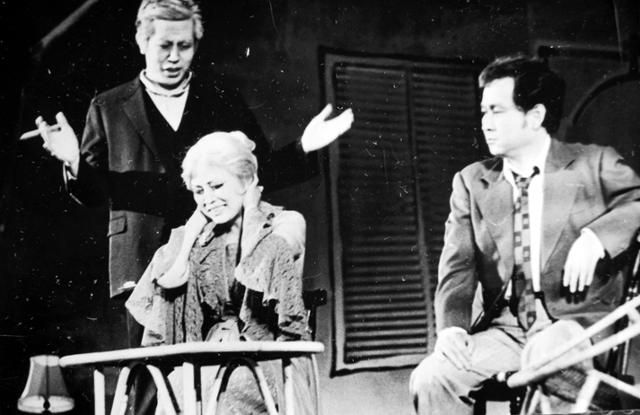 미국 대표 극작가 유진 오닐의 자전적 희곡 '밤으로의 긴 여로'를 무대 위에 올린 한 장면. 한국일보 자료사진