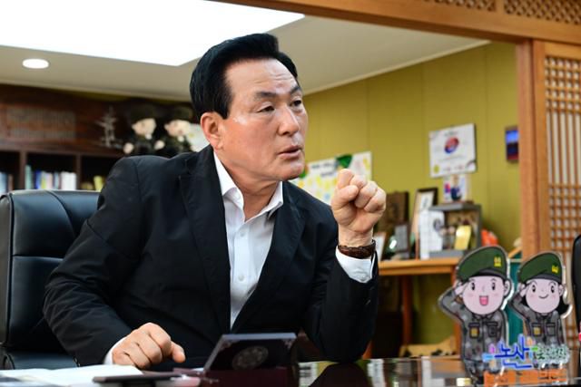 백성현 논산시장이 국방기술을 농업·물류 등 민간 산업으로 확장하는 ‘민‧군 겸용(이중 활용)’ 전략의 중요성을 강조하고 있다. 드론 정찰·AI 분석 기술을 활용한 스마트 농업 전환은 논산의 새로운 성장 모델로 주목받고 있다. 논산시 제공