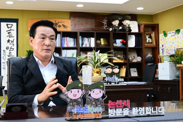 백성현 논산시장이 국방·첨단 산업 확장에 따라 청년 인재 유입이 본격화되고 있는 흐름을 설명하고 있다. 한화 계열 KDI 채용에 전국 청년 수백 명이 몰린 사례는 논산의 산업 전환을 보여주는 대표 장면이다. 논산시 제공