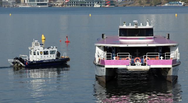 16일 서울 송파구 잠실선착장 부근 강바닥에 걸려 멈춘 한강버스와 주변 등대에서 경찰이 사고조사를 하고 있다. 사고 현장 인근에는 수심이 얕은 지역에 진입하지 못하도록 등대도 설치됐으나 문제의 선박은 등대를 넘어 진입한 것으로 전해졌다. 연합슈스