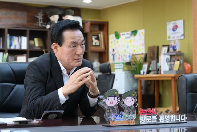 백성현 논산시장이 10일 집무실에서 한국일보와 만나 국방국가산업단지 조성 등 논산의 국방 전략을 설명하고 있다. 백 시장은 “논산이 K방산 중심축으로 빠르게 변하고 있는 것은 군 교육·전략 인프라와 실증 환경이 모두 갖춰져 있기 때문”이라고 강조했다. 논산시 제공