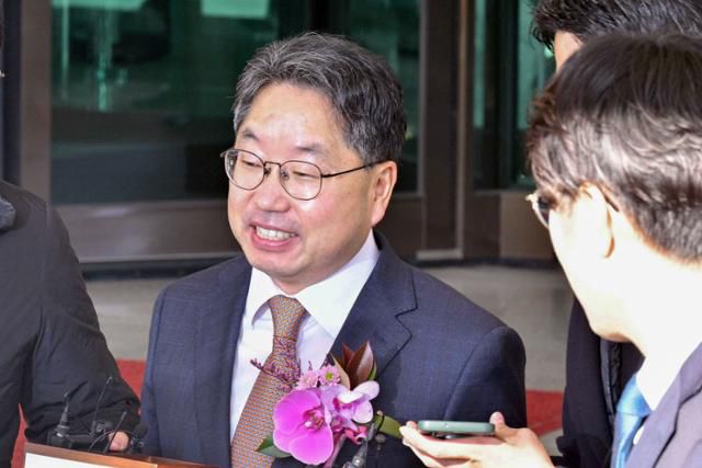 14일 대검찰청에서 퇴임식을 마친 노만석 검찰총장 대행이 취재진의 질문에 답하지 않고 차량에 탑승하고 있다. 강예진 기자