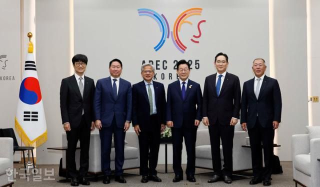 이재명 대통령이 10월 31일 경북 경주화백컨벤션센터에서 젠슨 황 엔비디아 최고경영자(CEO)와 한국 기업 총수들과 기념촬영을 하고 있다. 왼쪽부터 이해진 네이버 의장, 최태원 SK그룹 회장, 황 CEO, 이 대통령, 이재용 삼성전자 회장, 정의선 현대차그룹 회장. 경주=왕태석 선임기자