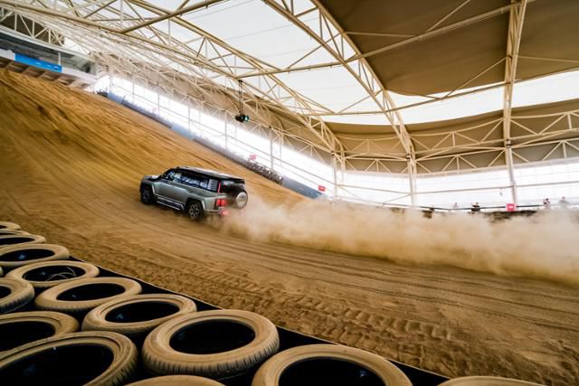 BYD 정저우 전지형 서킷. U8 차량이 모래 언덕을 내달리고 있다. BYD코리아 제공