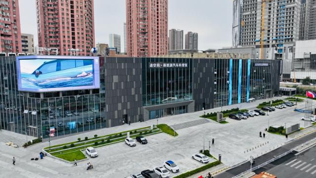 BYD 디 스페이스는 2024년 10월 정저우 상업 지구 한복판에 문을 열었다. BYD코리아 제공