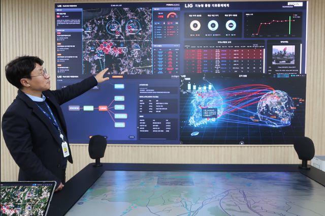 14일 경기 성남시 LIG넥스원 2판교하우스 RD센터 내 지능형 통합지휘통제체계실에서 백승호 팀장이 모니터에 표시된 전장 상황을 설명하고 있다. LIG넥스원 제공