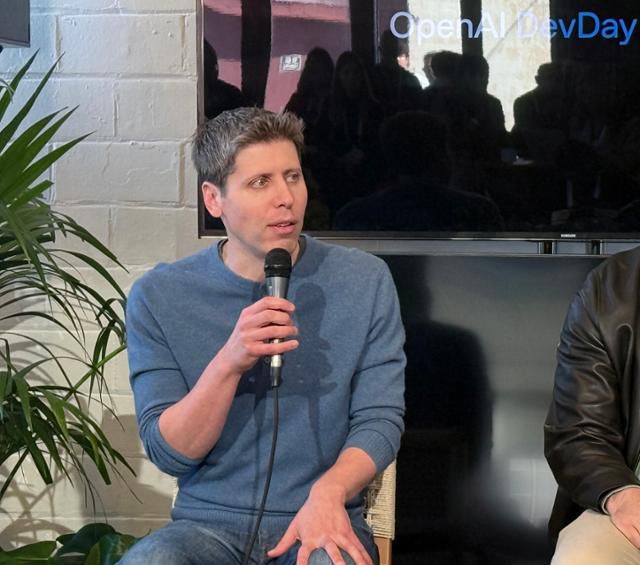 샘 올트먼 오픈AI 최고경영자(CEO)가 지난달 6일 미 캘리포니아주 샌프란시스코에서 열린 오픈AI 연례 개발자 행사 데브데이 2025에서 기자회견을 하고 있다. 실리콘밸리=박지연 특파원