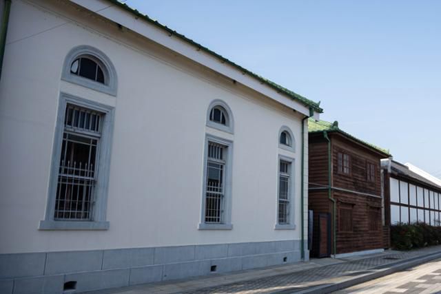 근대미술관으로 탈바꿈한 구 일본 제18은행 군산지점.