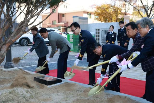 대구 달성경찰서 신청사 준공식에서 김병우 대구경찰청장과 최재훈 달성군수 등이 기념 식수를 하고 있다. 대구경찰청 제공
