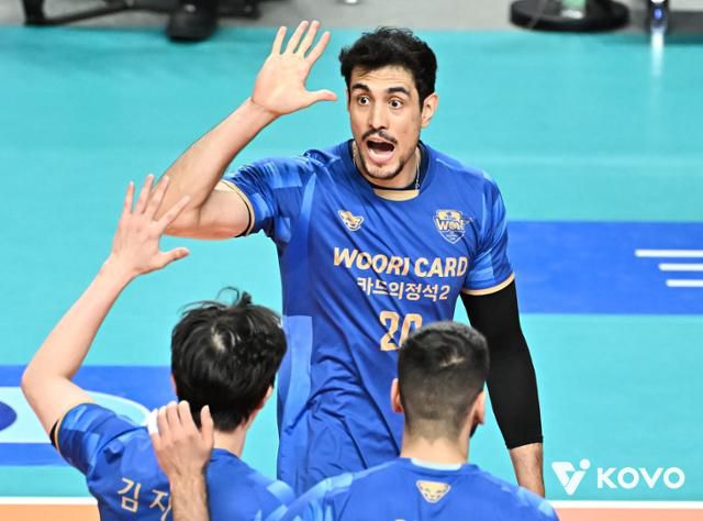 아라우조가 19일 서울 장충체육관에서 열린 진에어 2025~26시즌 V리그 삼성화재전에서 득점 후 선수들과 하이파이브를 하고 있다. 한국배구연맹 제공