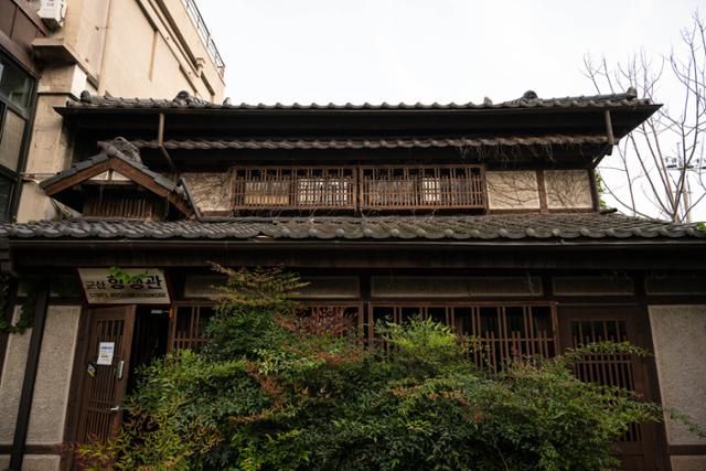 군산항쟁관이 고풍스러운 분위기를 풍기고 있다.