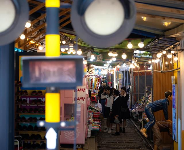 각기 다른 연령대의 관광객이 모두 교복을 입고 철길 마을을 즐기고 있다.