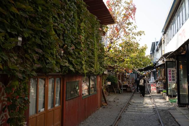 경암동 철길마을은 레트로 여행지로 인기가 높다.