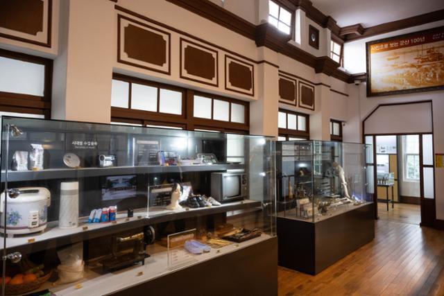 호남관세박물관 내부에 시대별 압류품이 전시돼 있다.