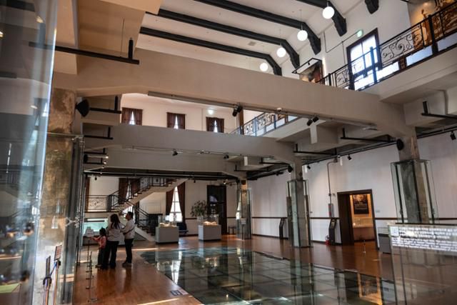 구 조선은행 군산지점은 4층으로 지어졌지만 실질적으로 사용할 수 있는 면적은 1층이 대부분이었다.