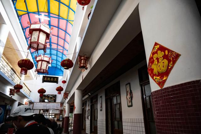 군산에서 가장 오래된 중식당 빈해원은 독특한 구조로 이목을 끈다.