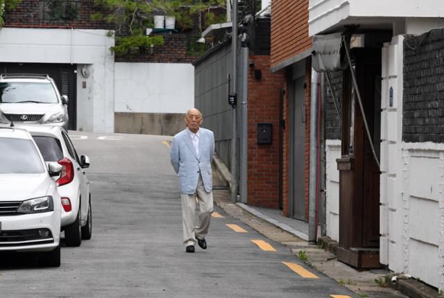 사자명예훼손 혐의 항소심 두 번째 재판에 불출석한 전두환 전 대통령이 생전인 2021년 7월 5일 서울 서대문구 연희동 자택 앞을 잠시 거닐고 있다. 홍인기 기자