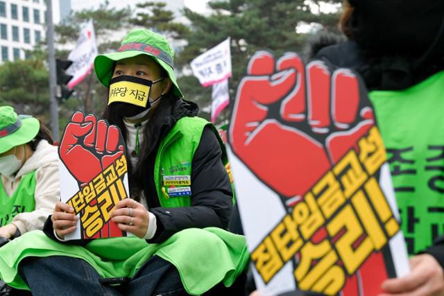 전국학교비정규직연대회의(학비연대) 조합원들이 20일 서울 영등포구 국회의사당 앞에서 총파업 결의대회를 열고 있다. 임지훈 인턴기자