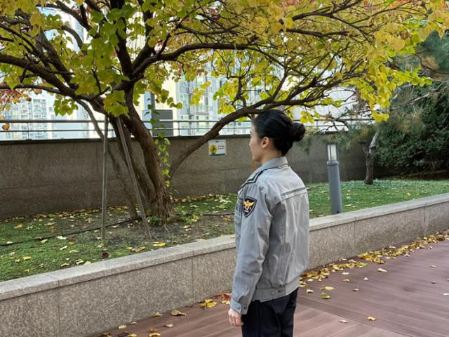 서울 강서경찰서 소속 고모 경장이 한국일보와 인터뷰한 뒤 포즈를 취하고 있다. 고 경장은 여경에 대한 부정적 시선이 신경 쓰여 얼굴 공개는 어렵다고 했다. 권정현 기자