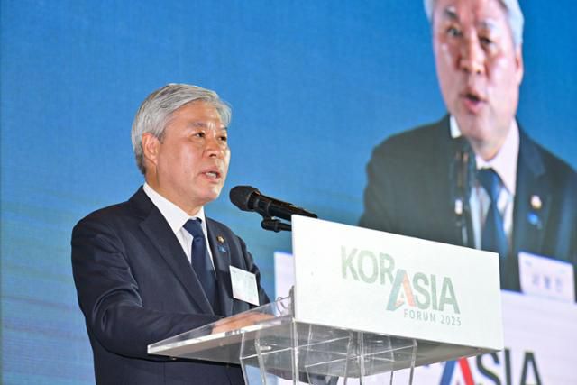 2025 코라시아포럼이 열린 20일 서울 여의도 FKI타워 그랜드볼룸에서 서왕진 조국혁신당 비대위원장 권한대행이 축사를 하고 있다. 최주연 기자