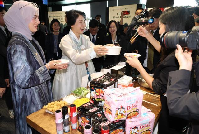이재명 대통령 부인 김혜경 여사가 19일 아랍에미리트(UAE) 아부다비의 주UAE한국문화원에서 열린 할랄 K푸드 홍보행사에서 불닭볶음면을 시식하고 있다. 뉴시스