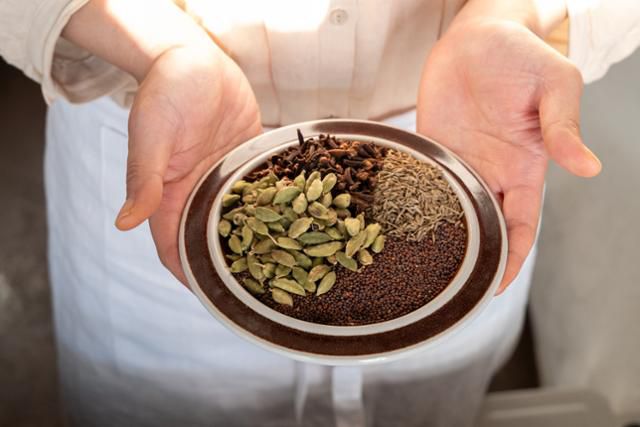 성북동 카레에서 사용하는 향신료들. 성북동 카레는 시판 카레를 쓰지 않고 향신료를 배합해 만드는 카레다. 장준우 제공