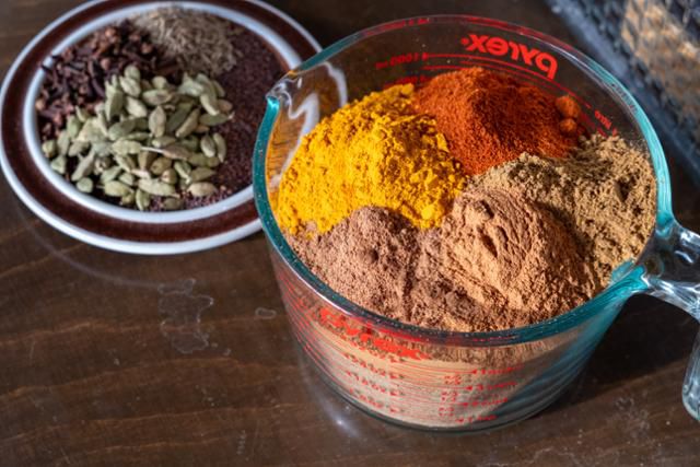 성북동 카레에서 쓰는 향신료들. 향신료를 통째로 쓰는 홀 스파이스(카다멈, 정향, 큐민 시드 등)와 파우더(강황, 칠리, 코리앤더 등)를 같이 사용하는 것이 특징이다. 장준우 제공