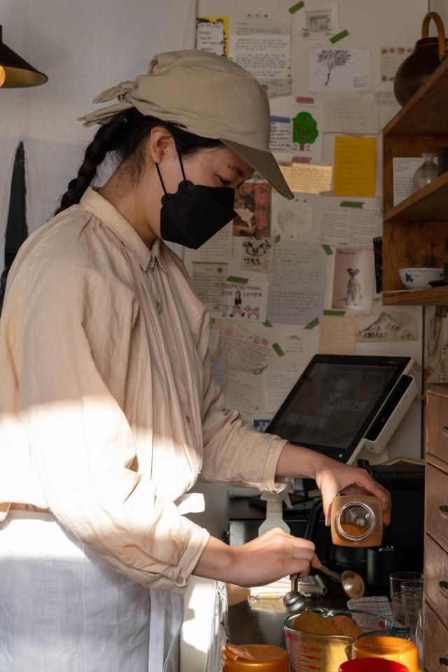 김민지 '카레' 대표가 카레에 쓸 향신료를 계량하고 있다. 장준우 제공