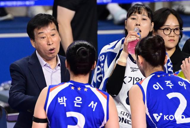 김호철(맨 왼쪽) IBK기업은행 감독이 22일 경기 화성종합실내체육관에서 열린 현대건설전에서 선수들에게 지시사항을 전하고 있다. 한국배구연맹 제공