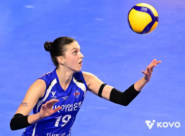 빅토리아 댄착이 22일 경기 화성종합실내체육관에서 열린 현대건설전에서 서브를 넣고 있다. 빅토리아는 이날 홀로 팀 내 최다인 25점을 책임졌다. 한국배구연맹 제공