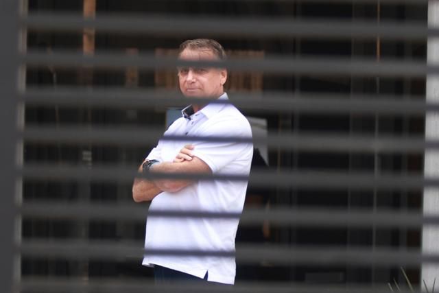 자이르 보우소나루 브라질 전 대통령이 올해 9월 2일 브라질리아의 자택에 구금된 상태로 밖을 쳐다보고 있다. 브라질리아=AP 연합뉴스