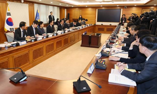 24일 서울 종로구 정부서울청사에서 4년 만에 부활한 과학기술관계장관회의가 열리고 있다. 연합뉴스
