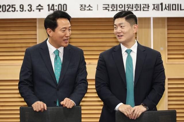 오세훈 서울시장과 김재섭 국민의힘 의원이 9월 3일 국회 의원회관에서 열린 '한강, 서울의 미래 : 내일이 더 기대되는 서울 토론회'에서 대화를 나누고 있다. 뉴시스