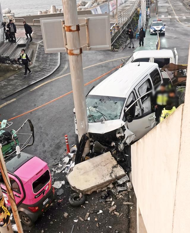 25일 제주시 우도 천진항에서 제주경찰청과 한국도로교통공단, 국립과학수사연구원 제주분원 관계자가 전날 일어난 승합차 돌진 사고 현장 합동 감식을 하고 있다. 제주=뉴시스