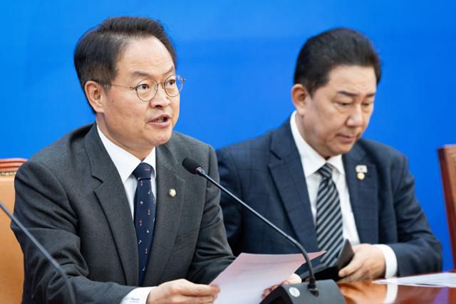 허영 더불어민주당 원내정책수석부대표가 20일 서울 여의도 국회에서 열린 정책조정회의에서 모두 발언을 하고 있다. 뉴스1