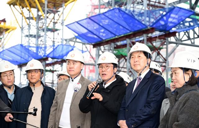 김민석 국무총리(가운데)가 25일 서울 도봉구 창동 서울 아레나 복합문화시설 건립 현장을 둘러본 뒤 발언을 하고 있다. 뉴스1