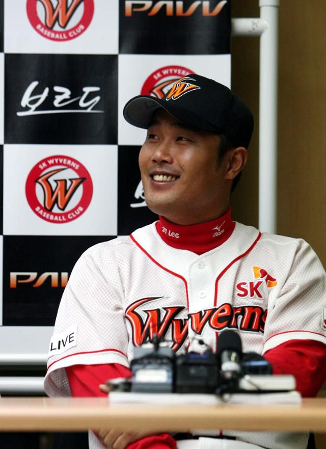 2007년 한국시리즈 미디어데이 행사에 참석한 SK 와이번스 이호준이 미소짓고 있다. 그는 유쾌한 농담으로 선수단 분위기를 띄웠던 선수였다. 연합뉴스