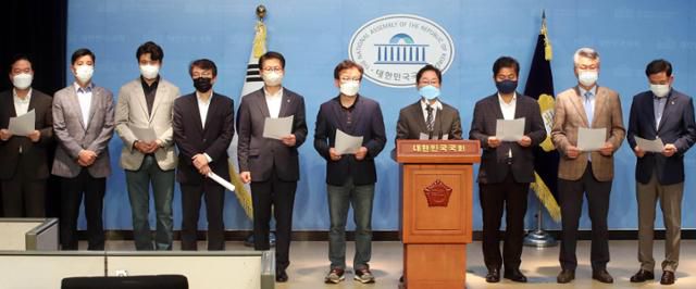 민주당 윤석열정권 정치탄압대책위원회 박범계 위원장과 의원들이 2022년 10월 3일 국회 소통관에서 기자회견을 갖고 서해공무원 피살사건과 관련 감사원의 문전대통령에 대한 서면조사 요구 등을 강력히 규탄하고 있다. 이한호 기자