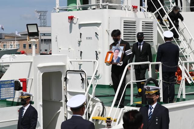 피살된 공무원이 타던 어업지도선 무궁화 10호에서 2022년 9월 열린 추모 노제. 연합뉴스