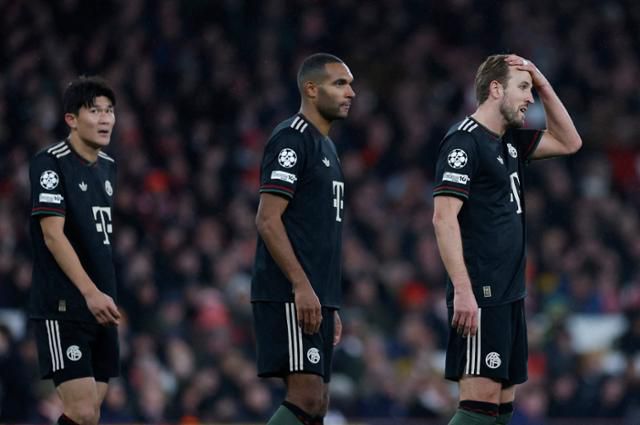 김민재(왼쪽 첫 번째)가 27일 영국 런던의 에미리츠 스타디움에서 열린 2025~26시즌 UCL 리그 페이즈 5차전에서 아스널에 1-3으로 패한 후 아쉬운 표정을 짓고 있다. 런던=로이터 연합뉴스