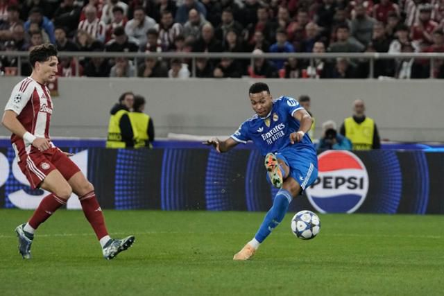 레알 마드리드의 킬리안 음바페가 27일 그리스 피레아스의 카라이스카키스 스타디움에서 열린 2025~26시즌 유럽축구연맹(UEFA) 챔피언스리그(UCL) 리그 페이즈 5차전 올림피아코스와의 경기에서 전반 29분 해트트릭을 완성하고 있다. 피레아스=AP 뉴시스